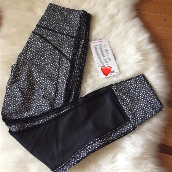 NWT💕Hit It Mesh Panel Reflective Running Leggings - Picture 8 of 8